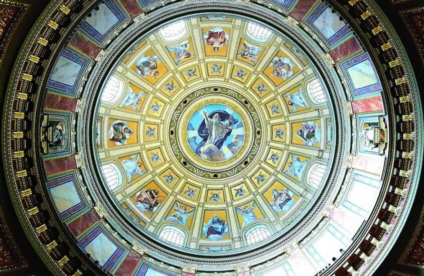 Wat is de totale waarde van de grondstoffen gebouwen en bezittingen van de kerk wereldwijd?