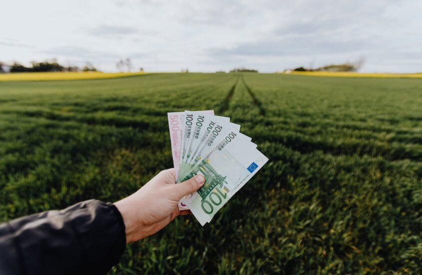 Hoe kan een persoon hun financiële situatie verbeteren om in de buurt te komen van wat de rijkste persoon ter wereld bezit?